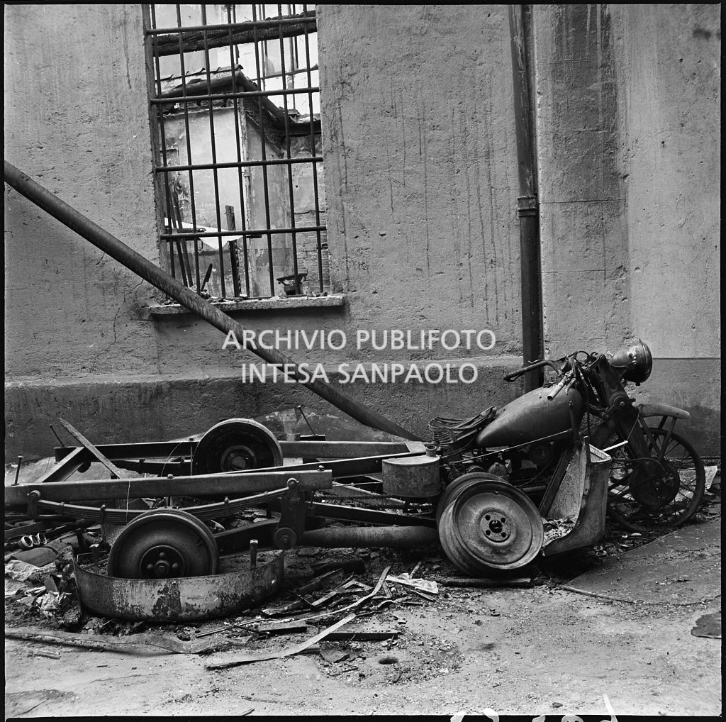 Motocarro distrutto all'interno della ditta R. Romanelli, a Milano, che produceva copertoni e tendoni impermeabili, distrutta dai bombardamenti