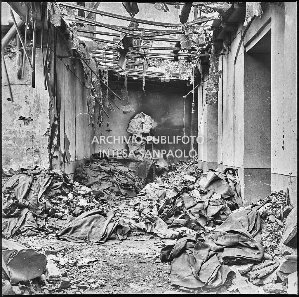 Macerie e, probabilmente, materiale di produzione bruciato all'interno della ditta R. Romanelli, a Milano, che produceva copertoni e tendoni impermeabili, gravemente danneggiata dai bombardamenti