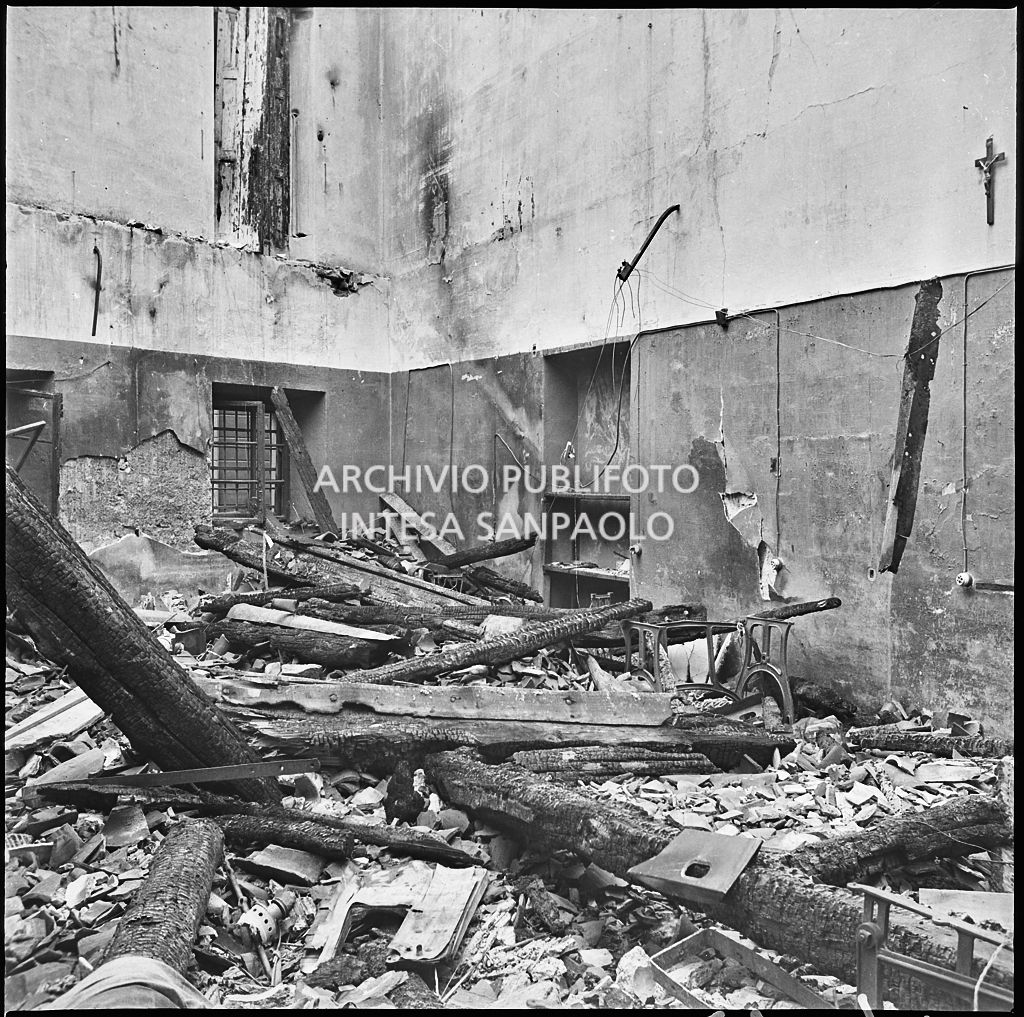 Macerie all'interno della ditta R. Romanelli, a Milano, che produceva copertoni e tendoni impermeabili, gravemente danneggiata dai bombardamenti