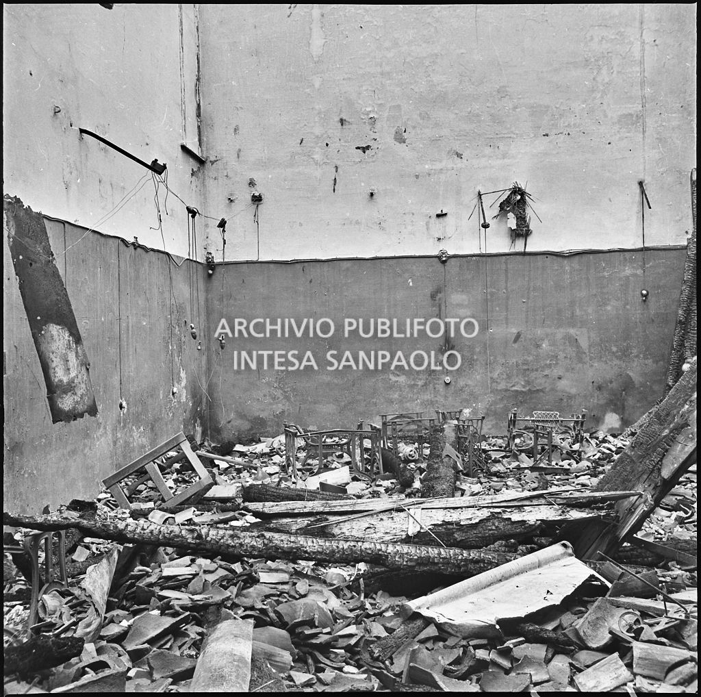 Macerie all'interno della ditta R. Romanelli, a Milano, che produceva copertoni e tendoni impermeabili, gravemente danneggiata dai bombardamenti