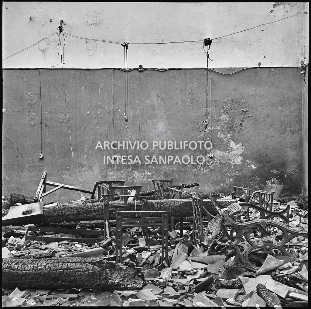 Macerie all'interno della ditta R. Romanelli, a Milano, che produceva copertoni e tendoni impermeabili, gravemente danneggiata dai bombardamenti