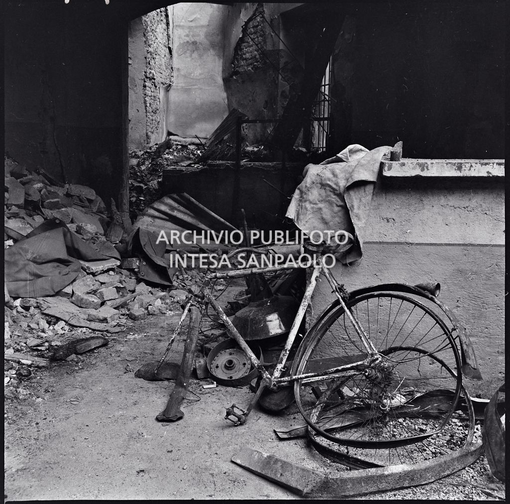 Bicicletta distrutta, all'interno della ditta R. Romanelli, a Milano, che produceva copertoni e tendoni impermeabili, gravemente danneggiata dai bombardamenti
