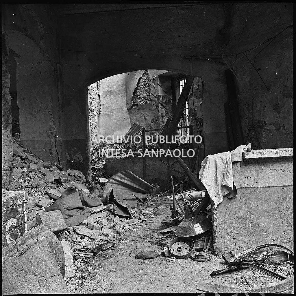 Macerie all'interno della ditta R. Romanelli, a Milano, che produceva copertoni e tendoni impermeabili, gravemente danneggiata dai bombardamenti