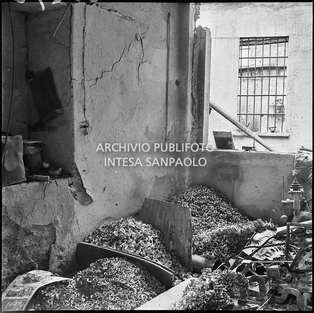 Macerie all'interno della ditta R. Romanelli, a Milano, che produceva copertoni e tendoni impermeabili, gravemente danneggiata dai bombardamenti