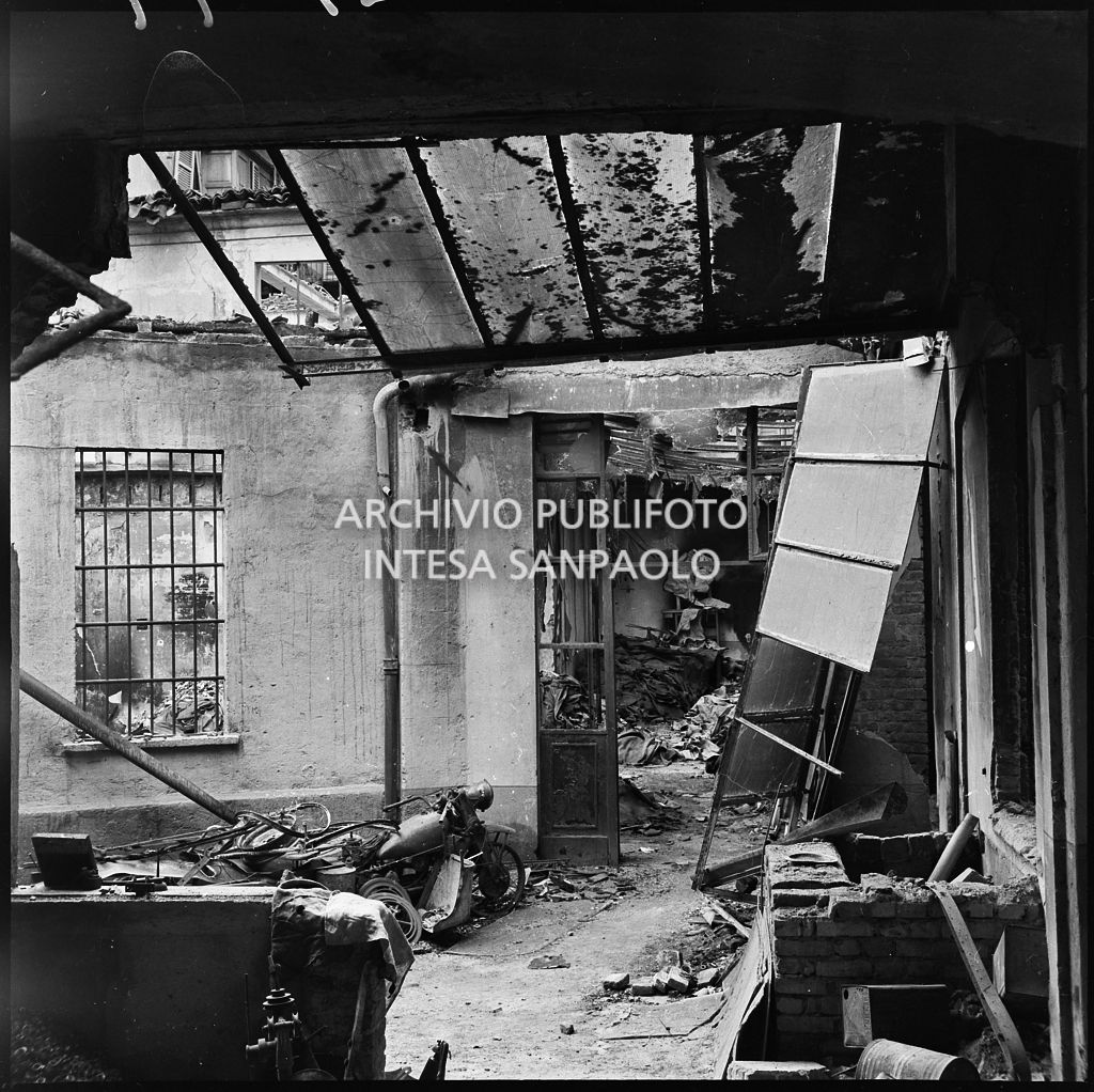 Macerie all'interno della ditta R. Romanelli, a Milano, che produceva copertoni e tendoni impermeabili, gravemente danneggiata dai bombardamenti