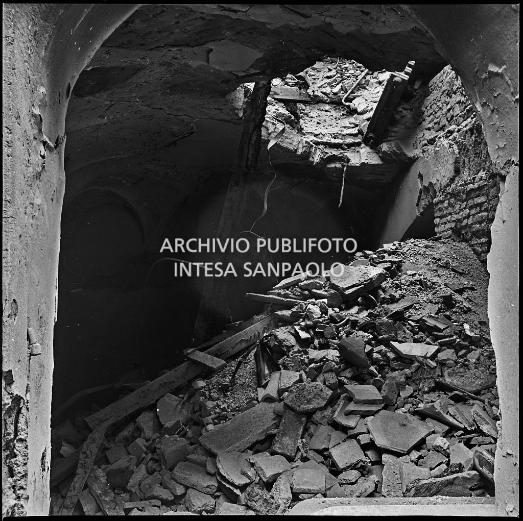 Macerie all'interno della ditta R. Romanelli, a Milano, che produceva copertoni e tendoni impermeabili, gravemente danneggiata dai bombardamenti