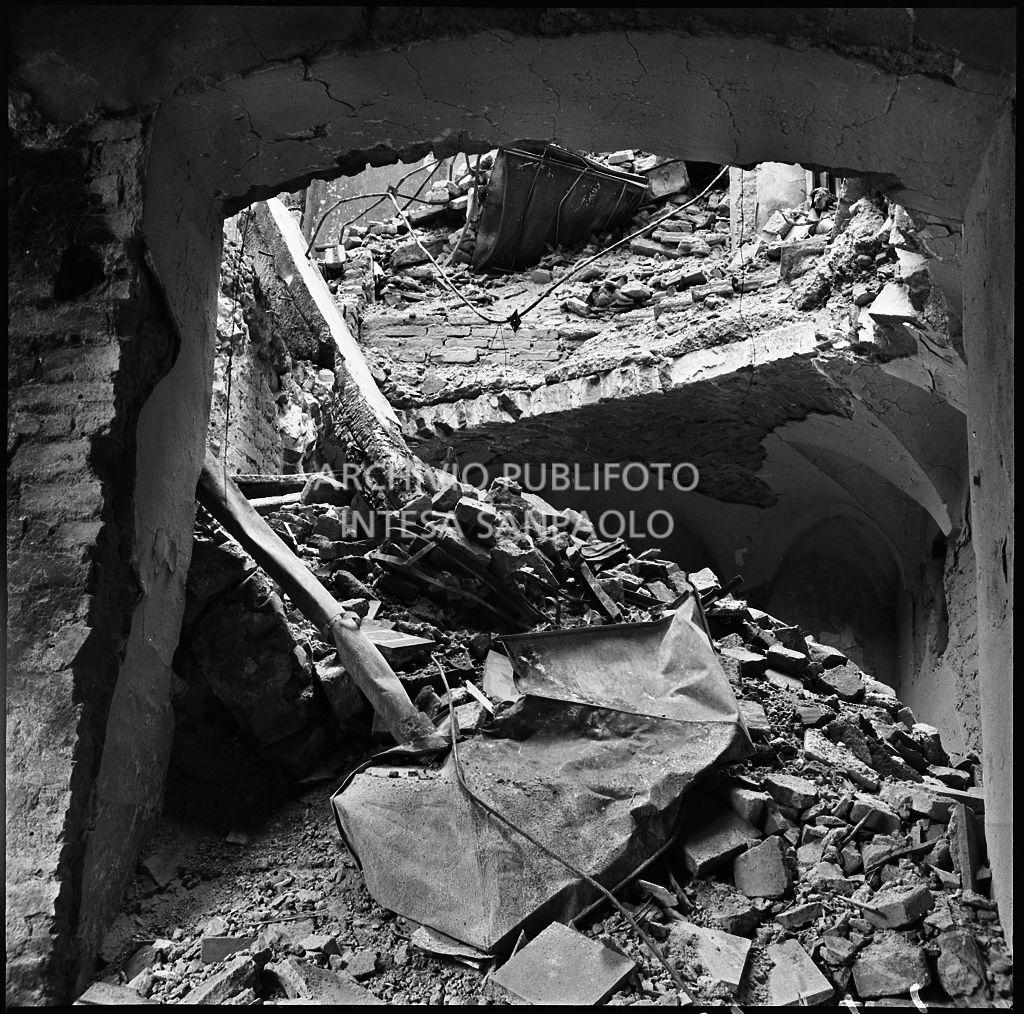 Macerie all'interno della ditta R. Romanelli, a Milano, che produceva copertoni e tendoni impermeabili, gravemente danneggiata dai bombardamenti