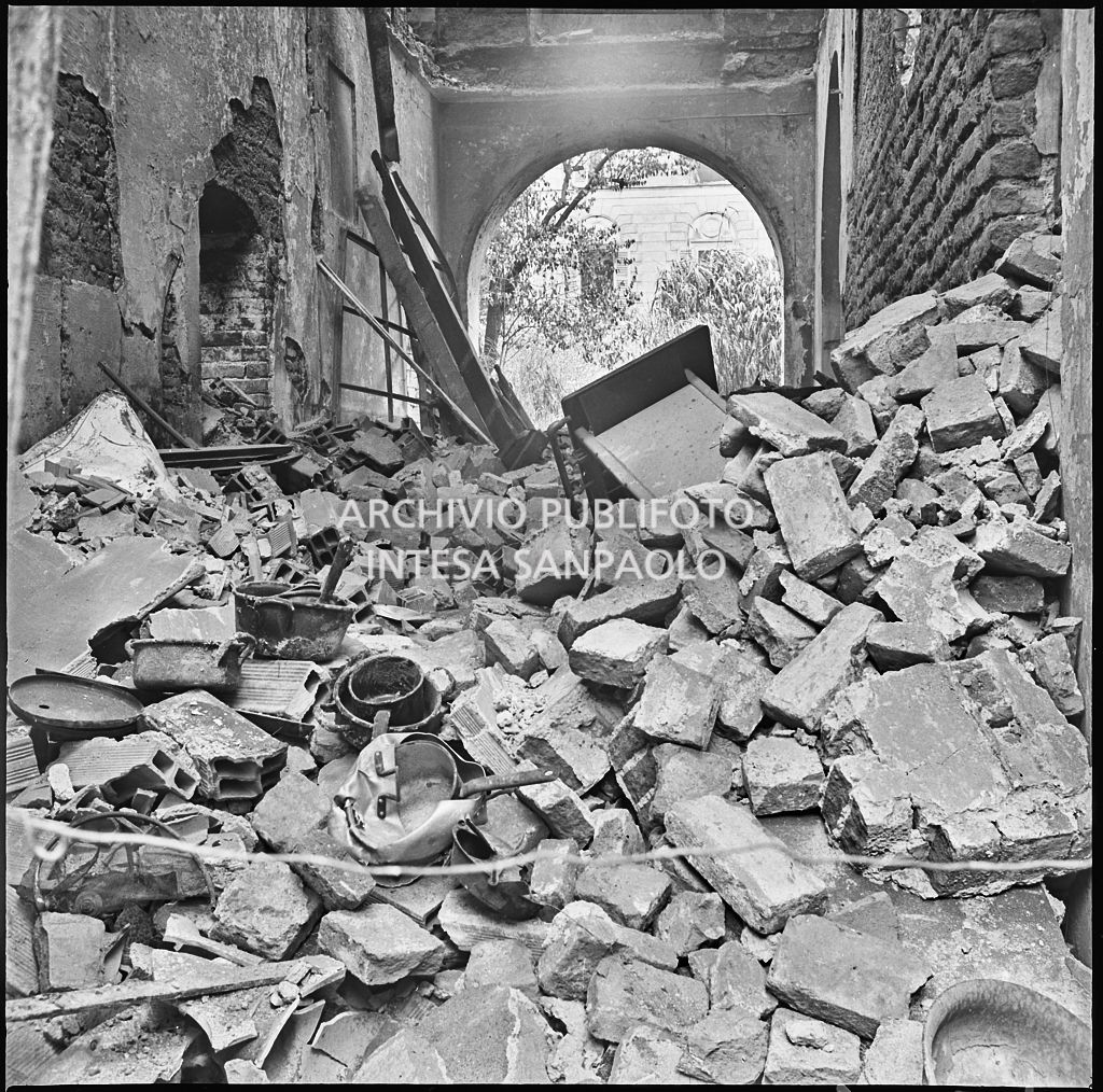 Macerie all'interno della ditta R. Romanelli, a Milano, che produceva copertoni e tendoni impermeabili, gravemente danneggiata dai bombardamenti