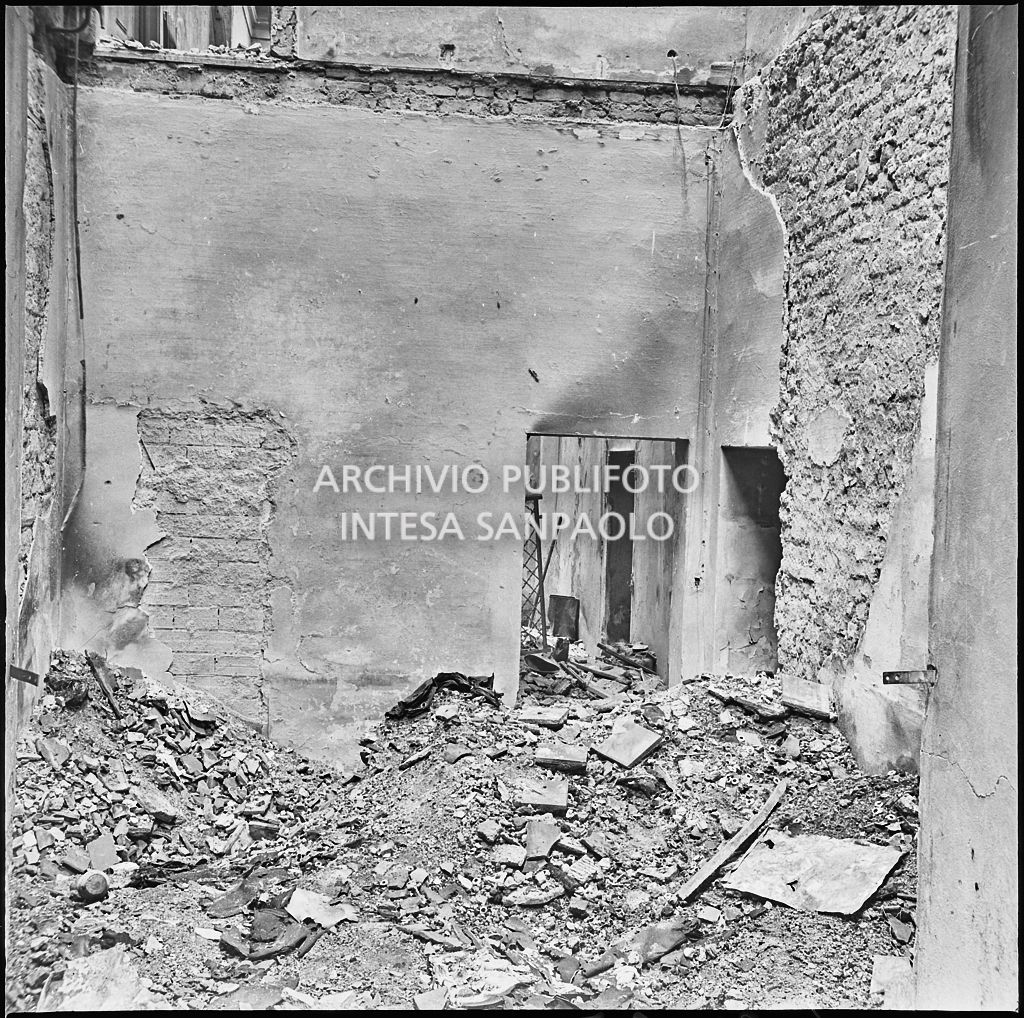 Macerie all'interno della ditta R. Romanelli, a Milano, che produceva copertoni e tendoni impermeabili, gravemente danneggiata dai bombardamenti