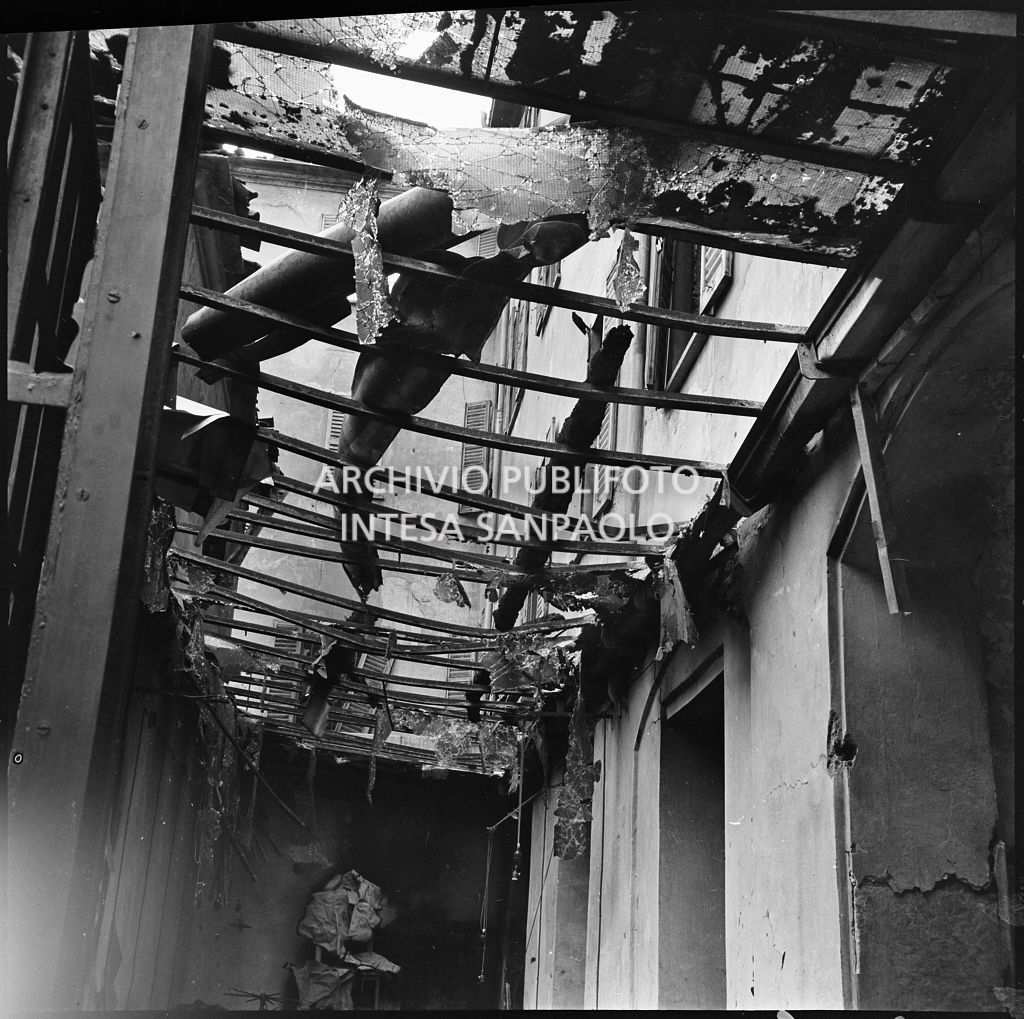 Particolare del tetto bruciato della ditta R. Romanelli, a Milano, che produceva copertoni e tendoni impermeabili, gravemente danneggiata dai bombardamenti