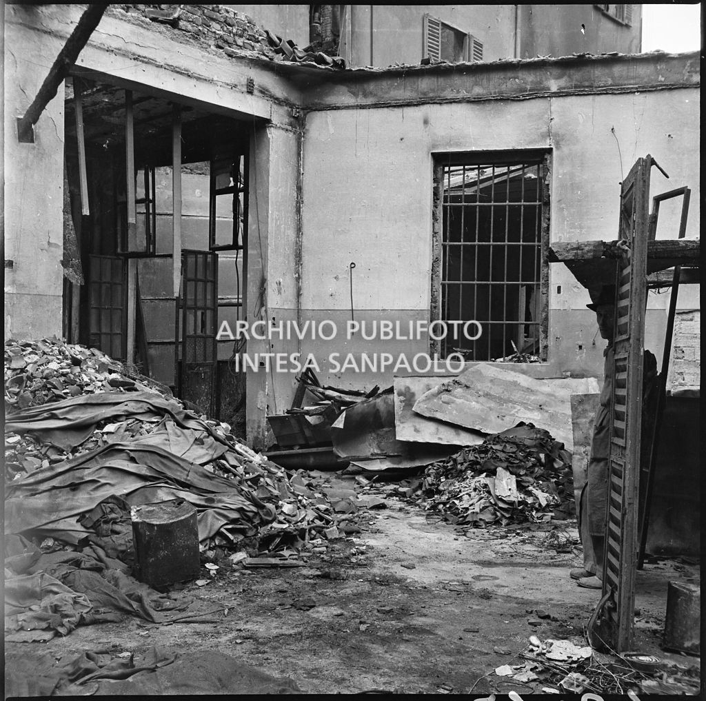 Macerie nel cortile interno della ditta R. Romanelli, a Milano, che produceva copertoni e tendoni impermeabili, gravemente danneggiata dai bombardamenti