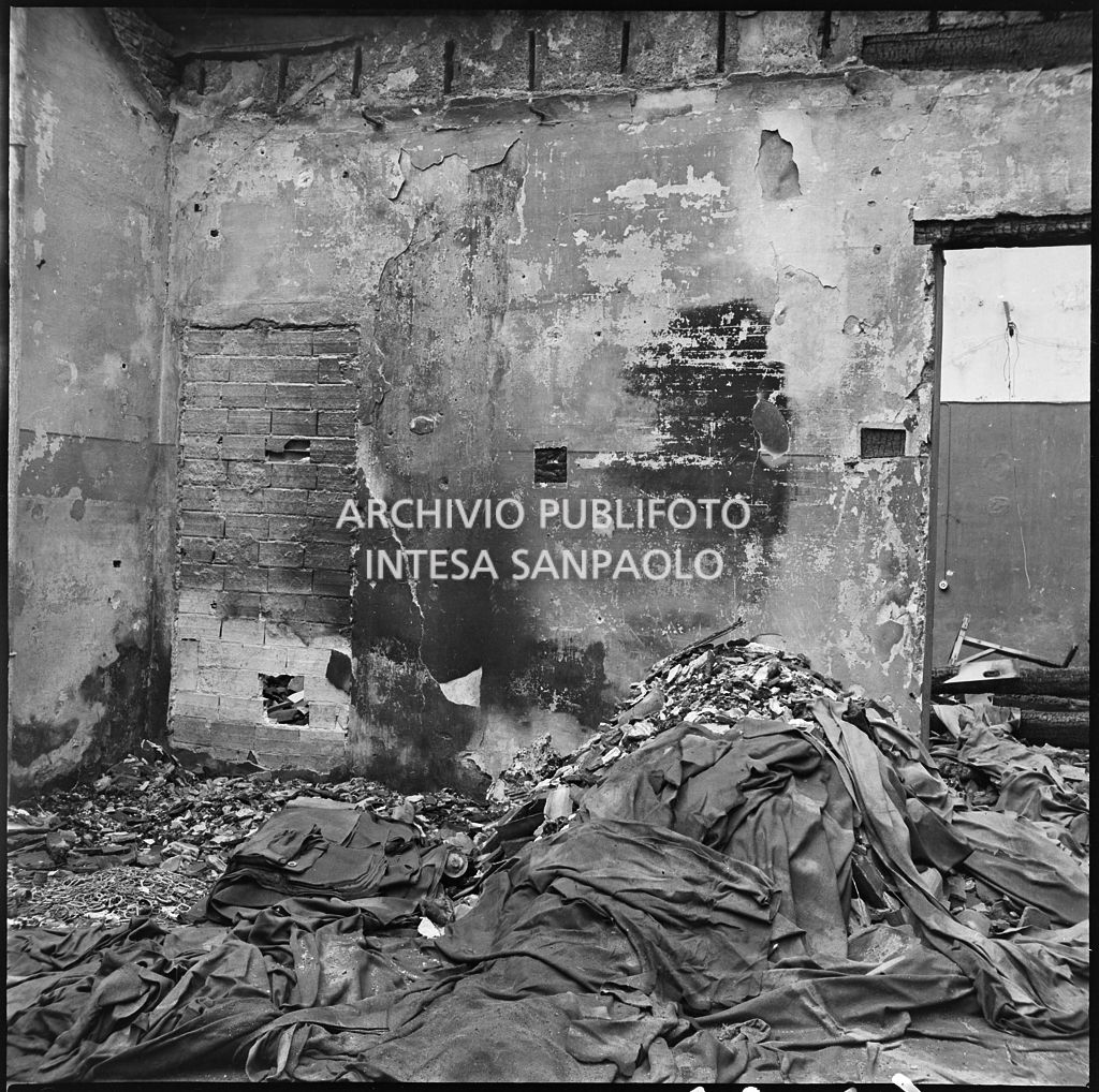 Macerie all'interno della ditta R. Romanelli, a Milano, che produceva copertoni e tendoni impermeabili, gravemente danneggiata dai bombardamenti