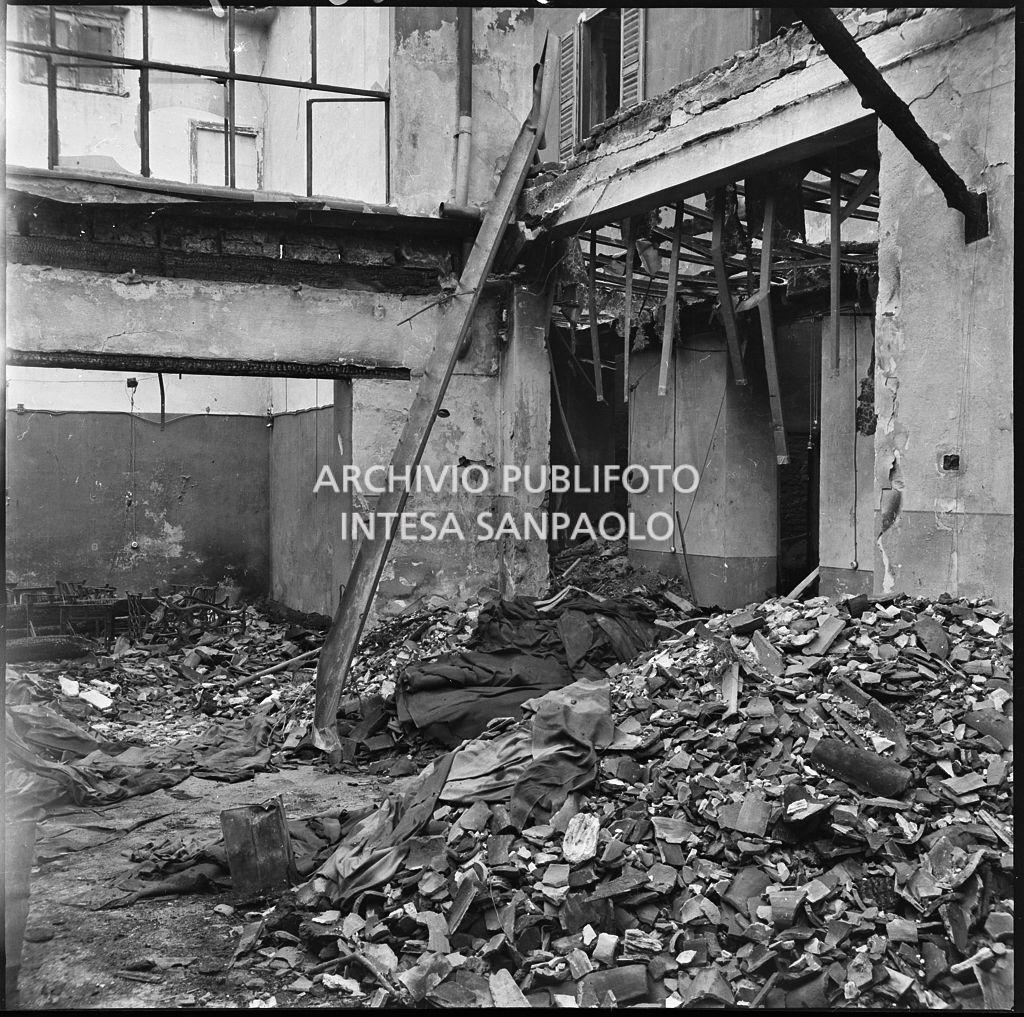 Macerie all'interno della ditta R. Romanelli, a Milano, che produceva copertoni e tendoni impermeabili, gravemente danneggiata dai bombardamenti