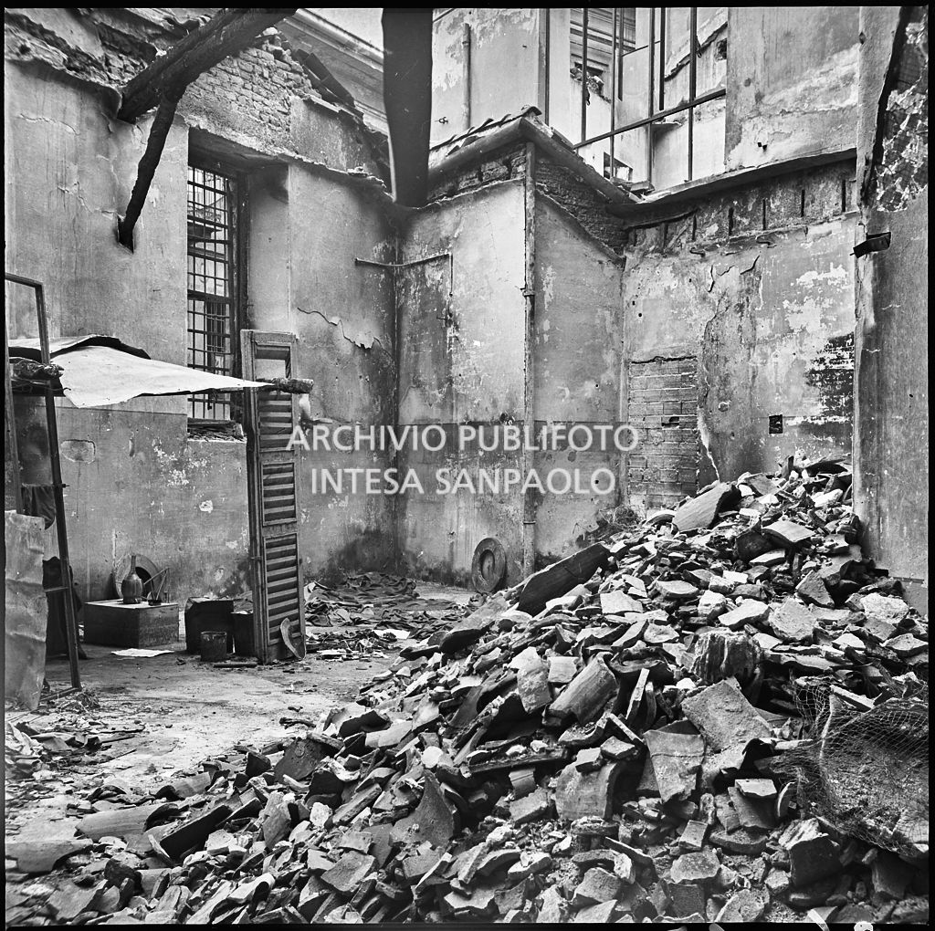 Macerie all'interno della ditta R. Romanelli, a Milano, che produceva copertoni e tendoni impermeabili, gravemente danneggiata dai bombardamenti