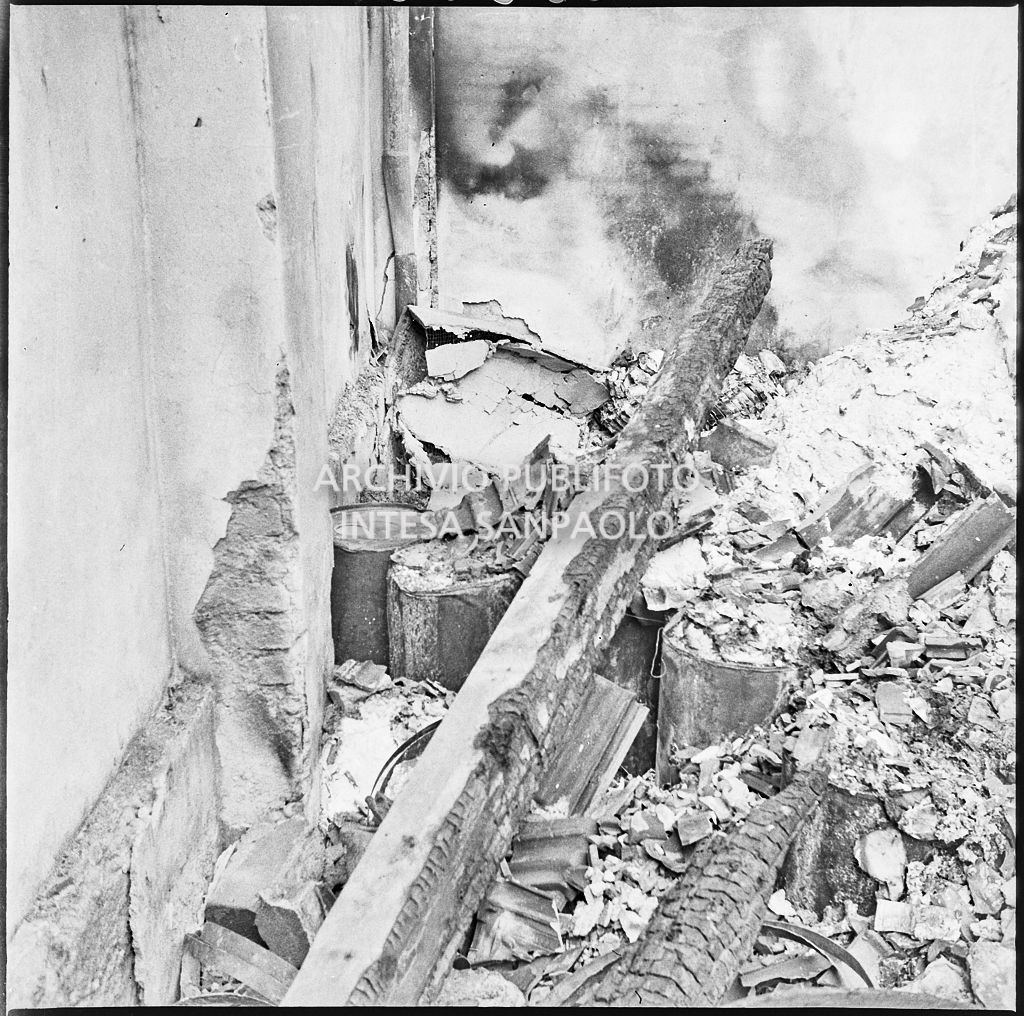 Stabilimento italiano lavori in carta affini (SILICA), in corso di Porta Nuova a Milano, distrutto dai bombardamenti