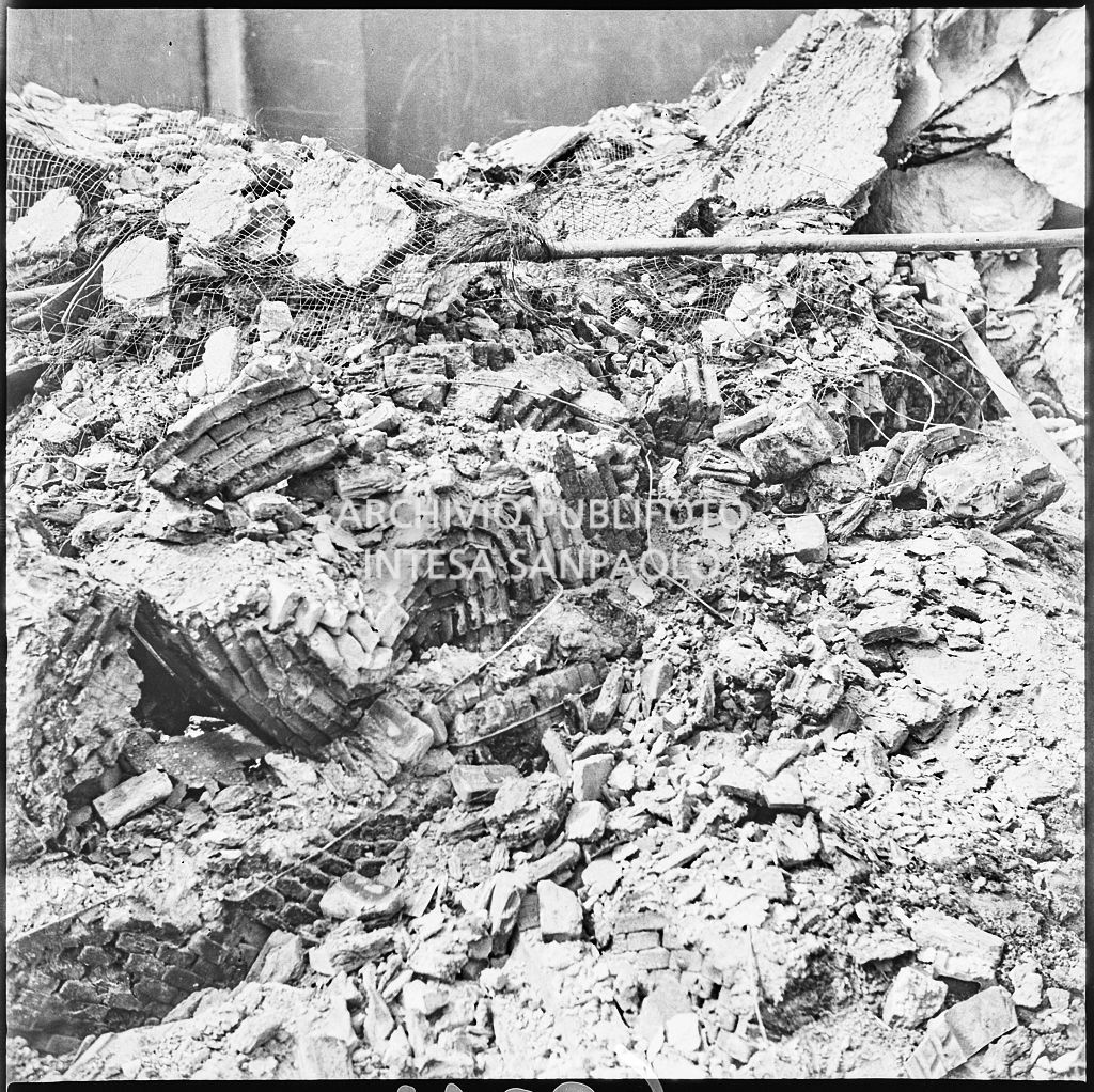 Stabilimento italiano lavori in carta affini (SILICA), in corso di Porta Nuova a Milano, distrutto dai bombardamenti