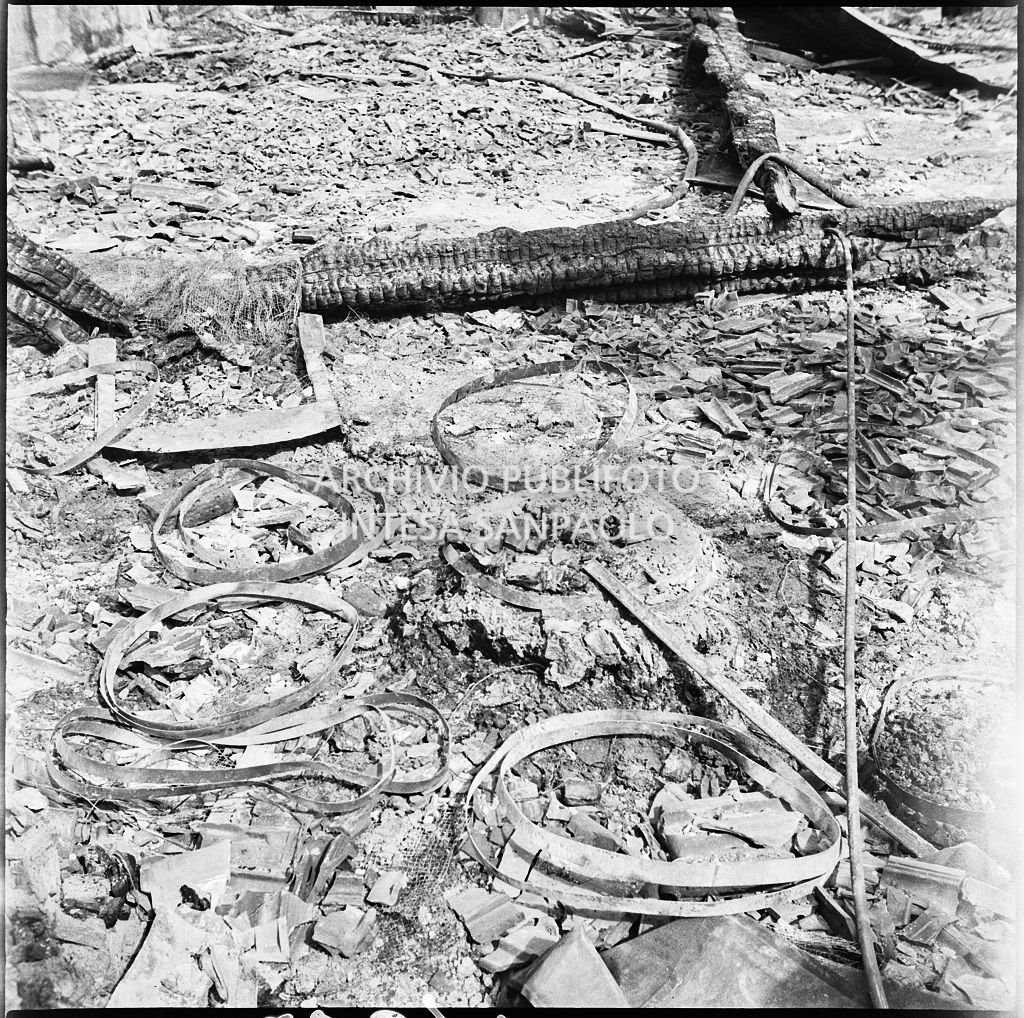 Stabilimento italiano lavori in carta affini (SILICA), in corso di Porta Nuova a Milano, distrutto dai bombardamenti