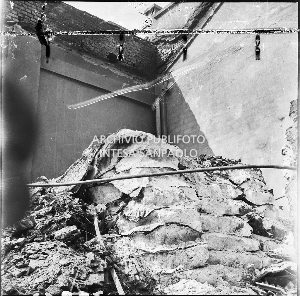 Stabilimento italiano lavori in carta affini (SILICA), in corso di Porta Nuova a Milano, distrutto dai bombardamenti