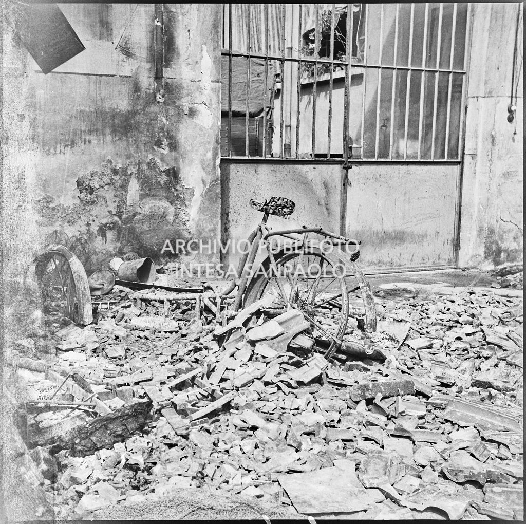 Stabilimento italiano lavori in carta affini (SILICA), in corso di Porta Nuova a Milano, distrutto dai bombardamenti
