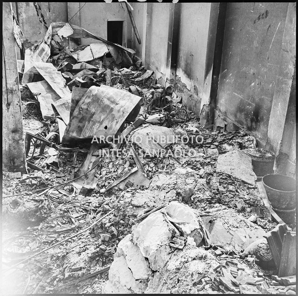 Stabilimento italiano lavori in carta affini (SILICA), in corso di Porta Nuova a Milano, distrutto dai bombardamenti