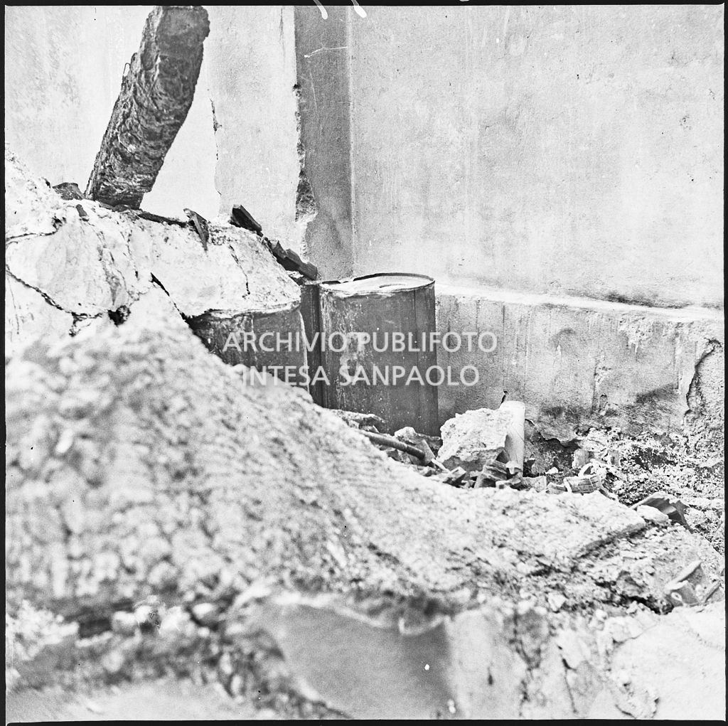 Stabilimento italiano lavori in carta affini (SILICA), in corso di Porta Nuova a Milano, distrutto dai bombardamenti