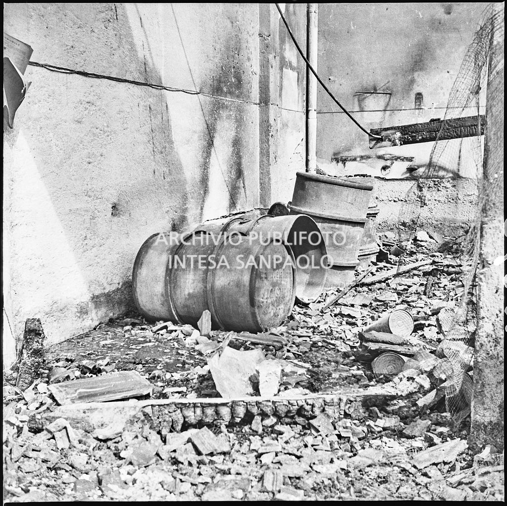 Stabilimento italiano lavori in carta affini (SILICA), in corso di Porta Nuova a Milano, distrutto dai bombardamenti