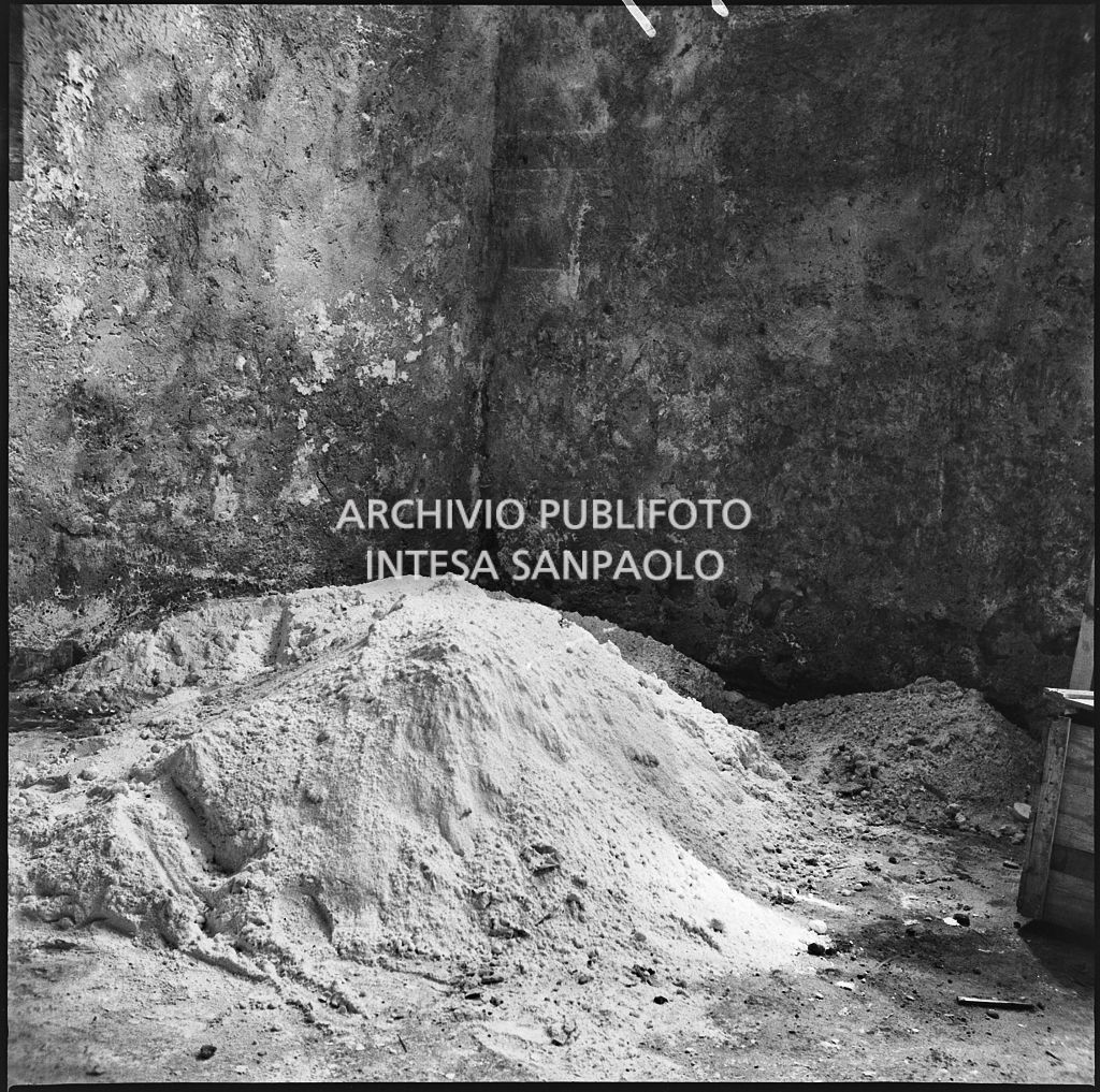 Stabilimento italiano lavori in carta affini (SILICA), in corso di Porta Nuova a Milano, distrutto dai bombardamenti