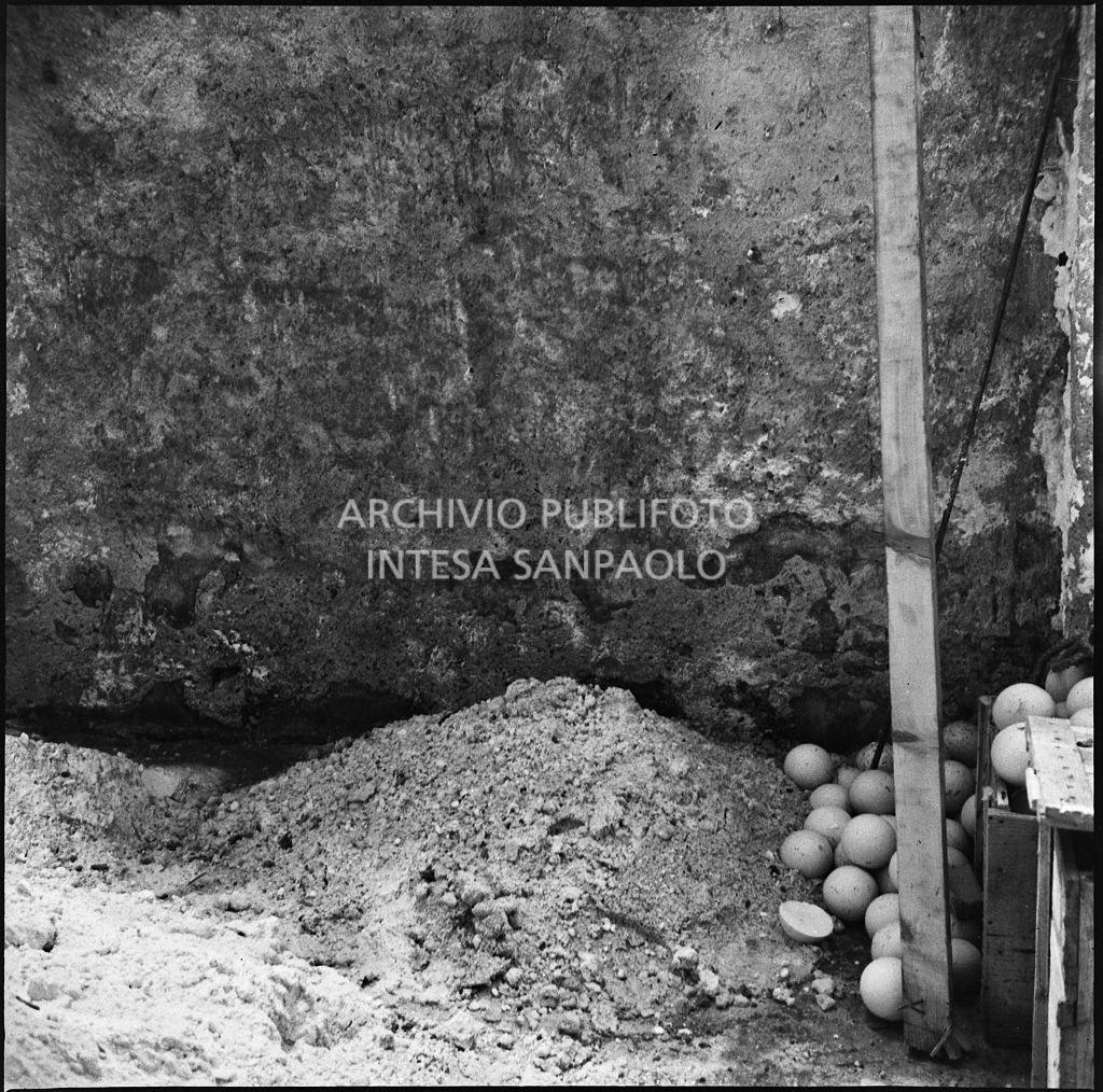 Stabilimento italiano lavori in carta affini (SILICA), in corso di Porta Nuova a Milano, distrutto dai bombardamenti