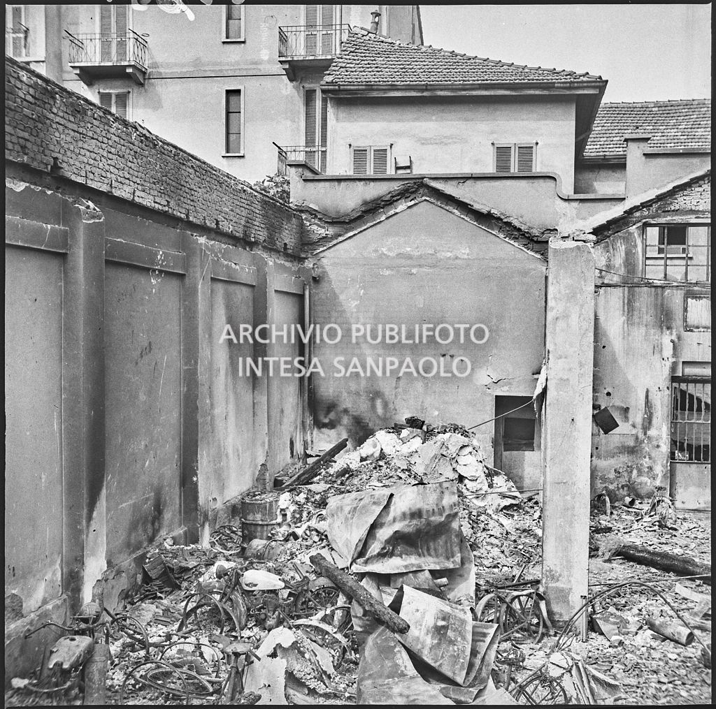 Stabilimento italiano lavori in carta affini (SILICA), in corso di Porta Nuova a Milano, distrutto dai bombardamenti