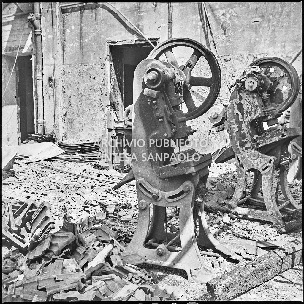 Macchinari tra le macerie dei bombardamenti presso lo Stabilimento italiano lavori in carta affini (SILICA), in corso di Porta Nuova a Milano