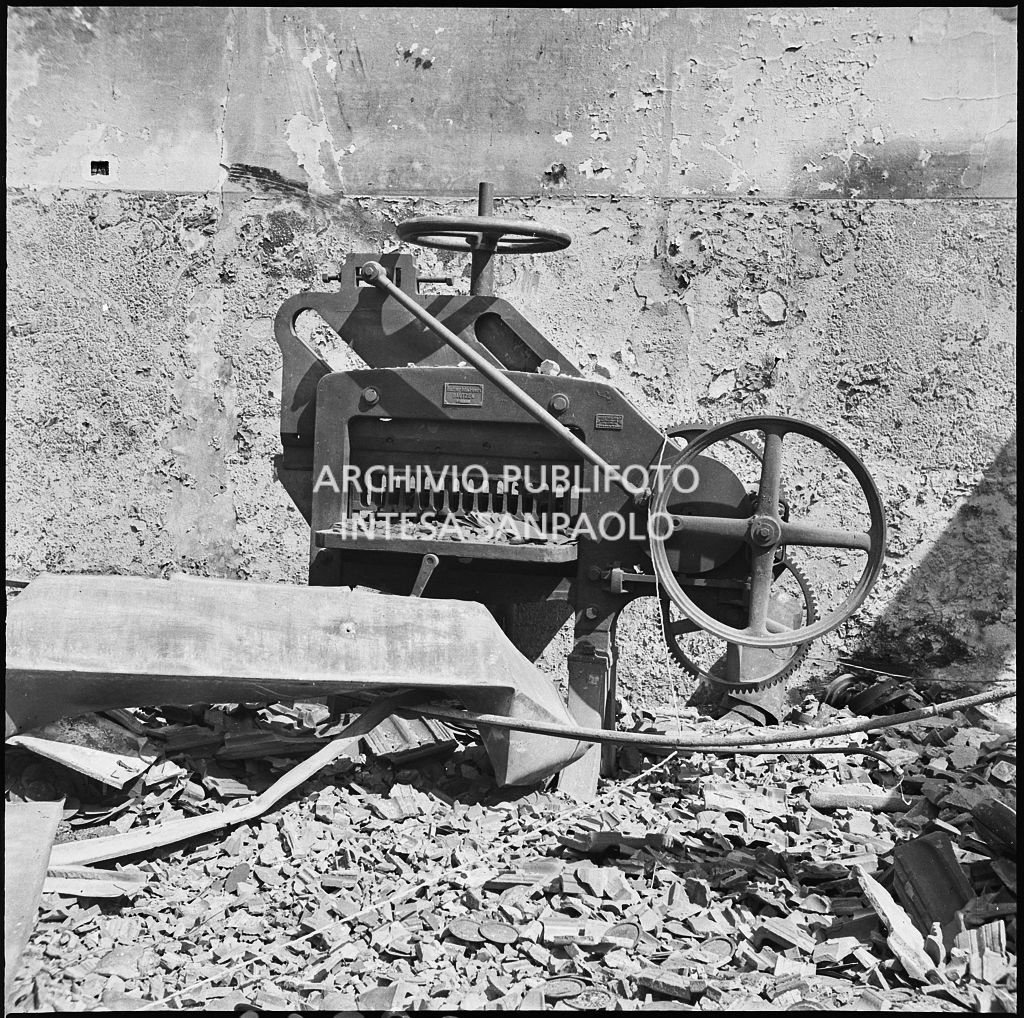 Macchinario tra le macerie dei bombardamenti presso lo Stabilimento italiano lavori in carta affini (SILICA), in corso di Porta Nuova a Milano