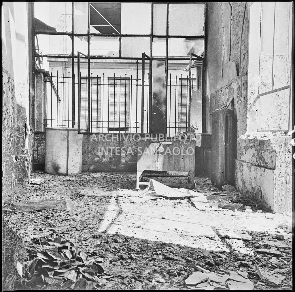 Stabilimento italiano lavori in carta affini (SILICA), in corso di Porta Nuova a Milano, distrutto dai bombardamenti