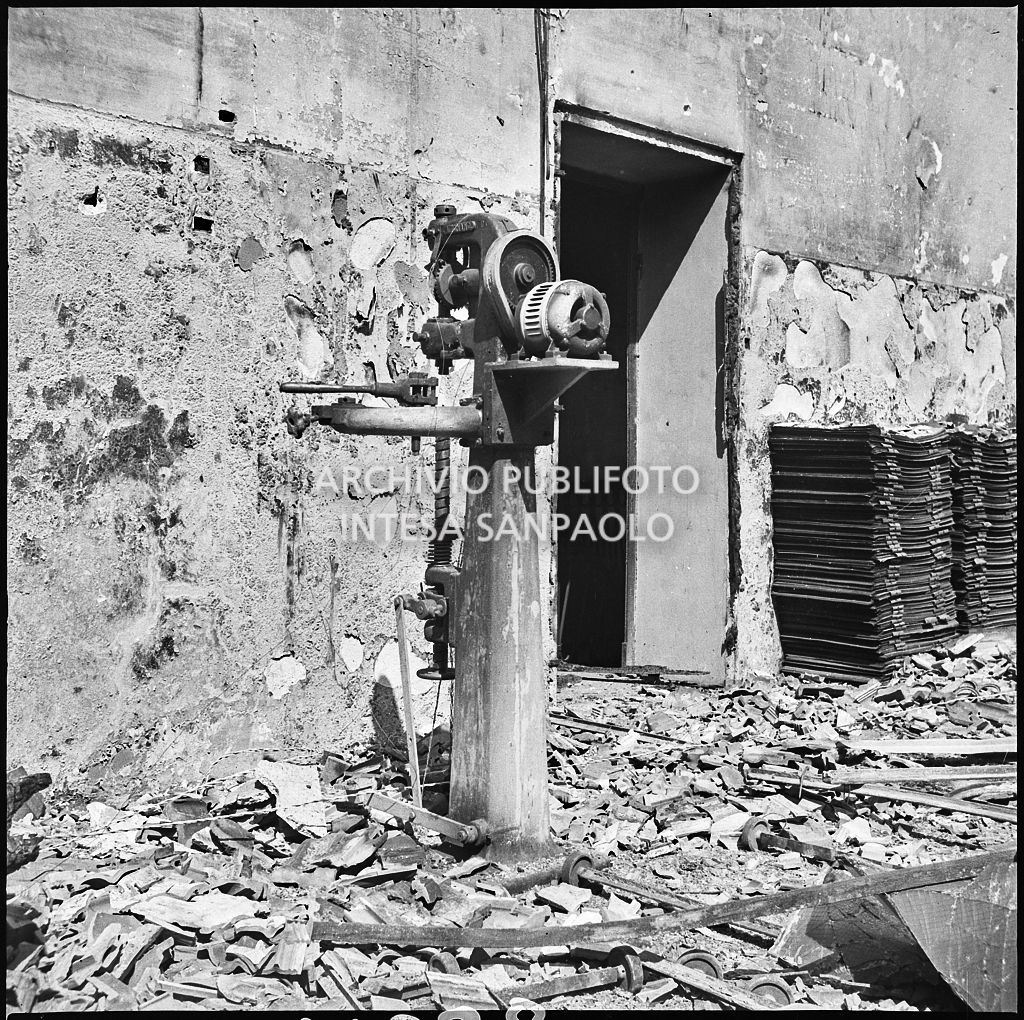 Macchinari tra le macerie dei bombardamenti presso lo Stabilimento italiano lavori in carta affini (SILICA), in corso di Porta Nuova a Milano