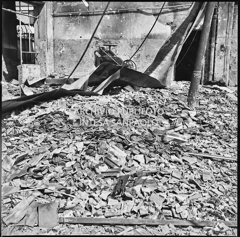 Macchinari tra le macerie dei bombardamenti presso lo Stabilimento italiano lavori in carta affini (SILICA), in corso di Porta Nuova a Milano
