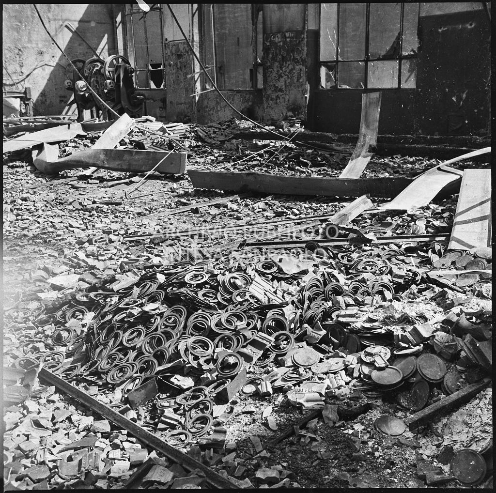 Macchinari tra le macerie dei bombardamenti presso lo Stabilimento italiano lavori in carta affini (SILICA), in corso di Porta Nuova a Milano