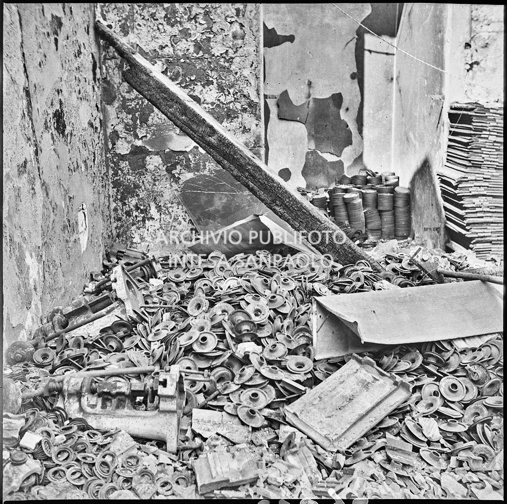 Stabilimento italiano lavori in carta affini (SILICA), in corso di Porta Nuova a Milano, distrutto dai bombardamenti