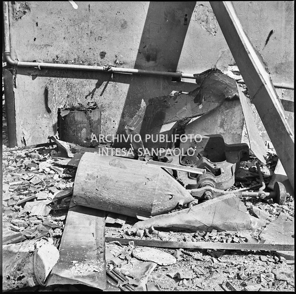 Macchinari tra le macerie dei bombardamenti presso lo Stabilimento italiano lavori in carta affini (SILICA), in corso di Porta Nuova a Milano