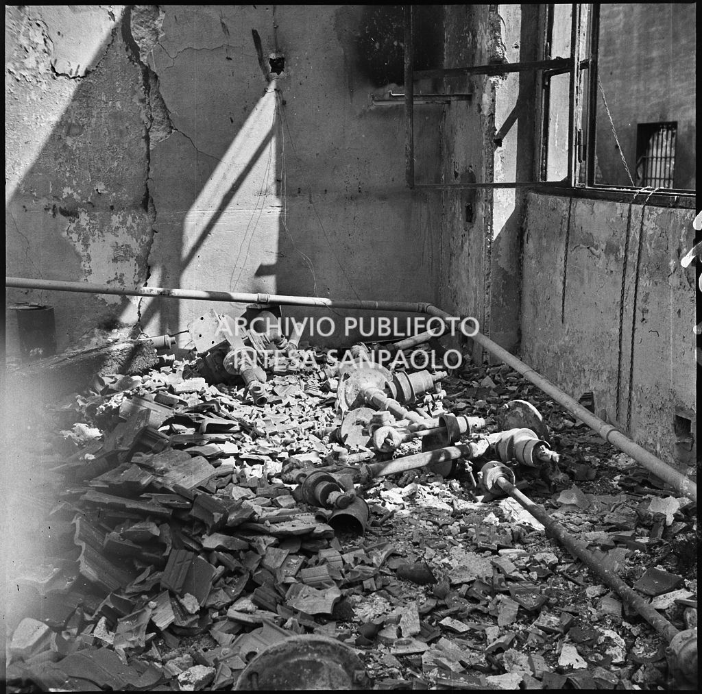 Stabilimento italiano lavori in carta affini (SILICA), in corso di Porta Nuova a Milano, distrutto dai bombardamenti