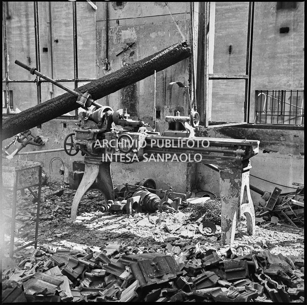 Macchinari tra le macerie dei bombardamenti presso lo Stabilimento italiano lavori in carta affini (SILICA), in corso di Porta Nuova a Milano