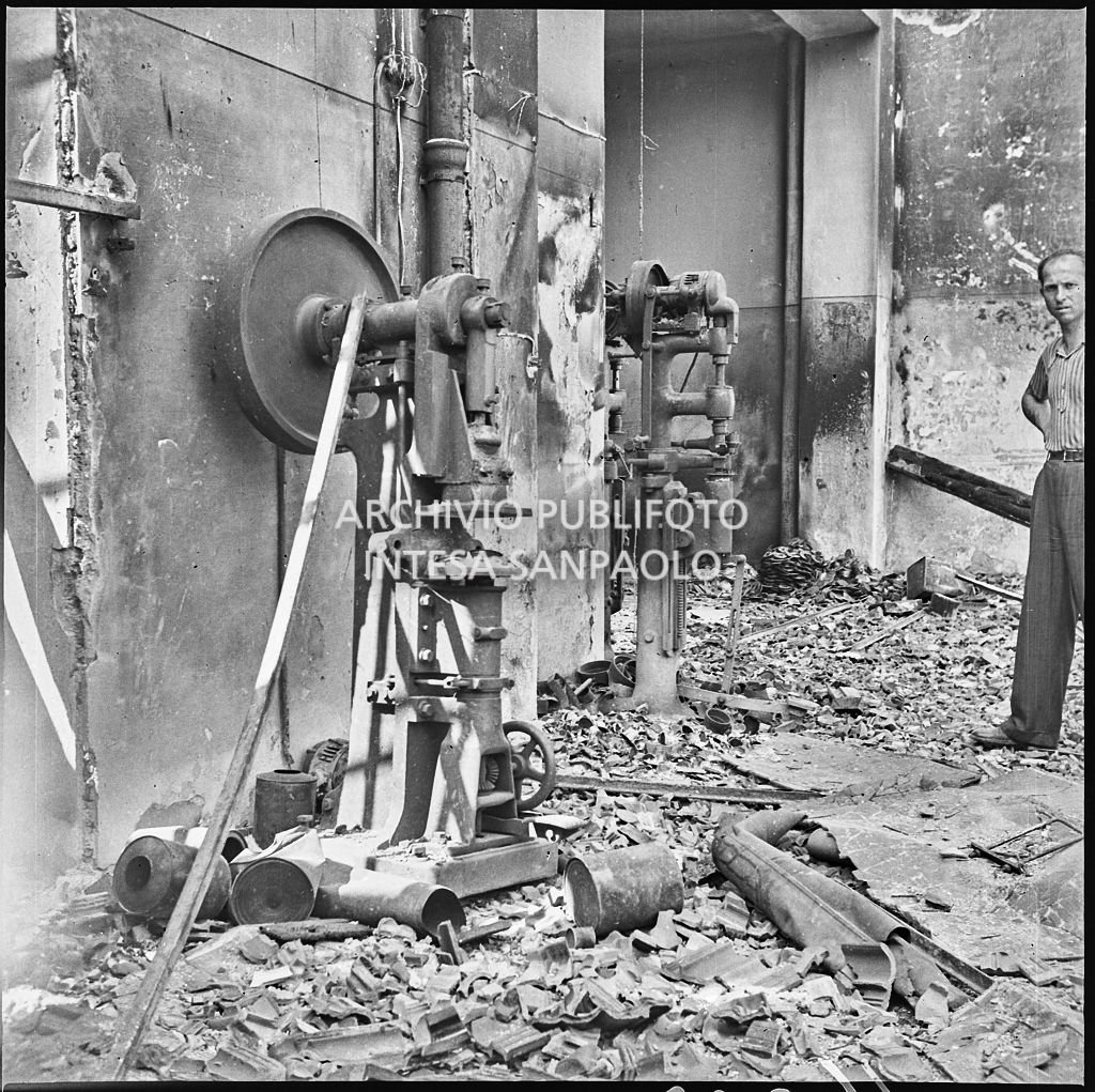 Macchinari tra le macerie dei bombardamenti presso lo Stabilimento italiano lavori in carta affini (SILICA), in corso di Porta Nuova a Milano