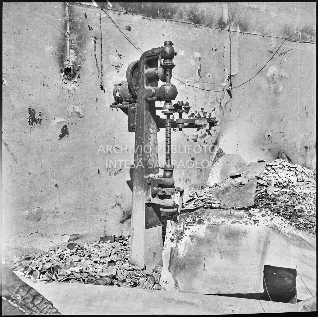 Macchinari tra le macerie dei bombardamenti presso lo Stabilimento italiano lavori in carta affini (SILICA), in corso di Porta Nuova a Milano