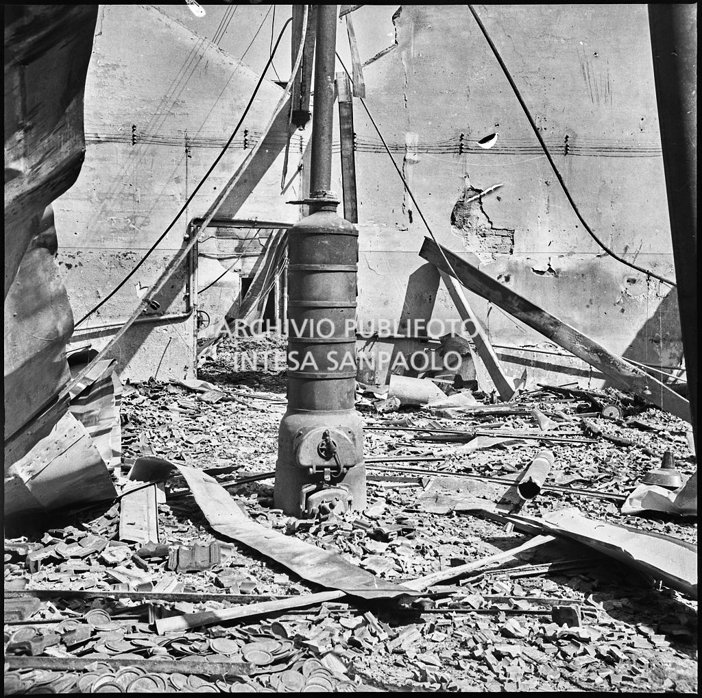 Macchinari tra le macerie dei bombardamenti presso lo Stabilimento italiano lavori in carta affini (SILICA), in corso di Porta Nuova a Milano