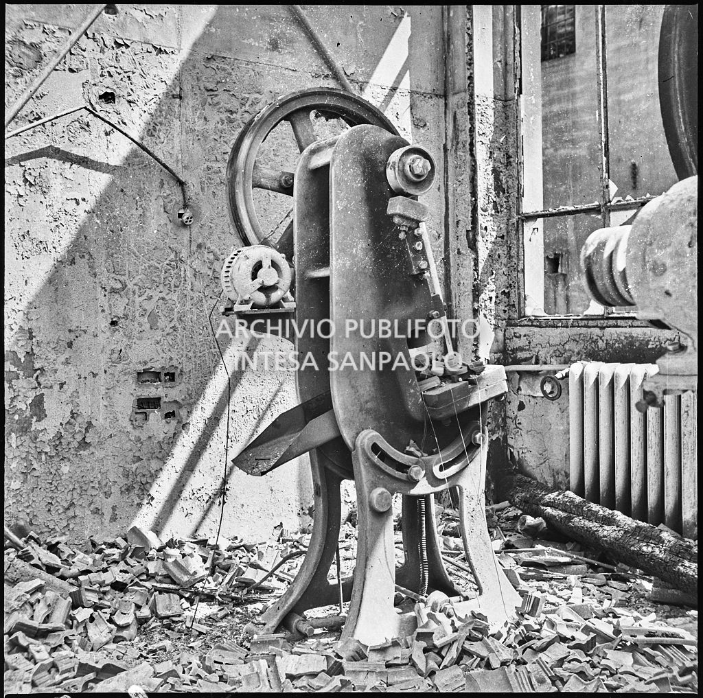 Macchinari tra le macerie dei bombardamenti presso lo Stabilimento italiano lavori in carta affini (SILICA), in corso di Porta Nuova a Milano