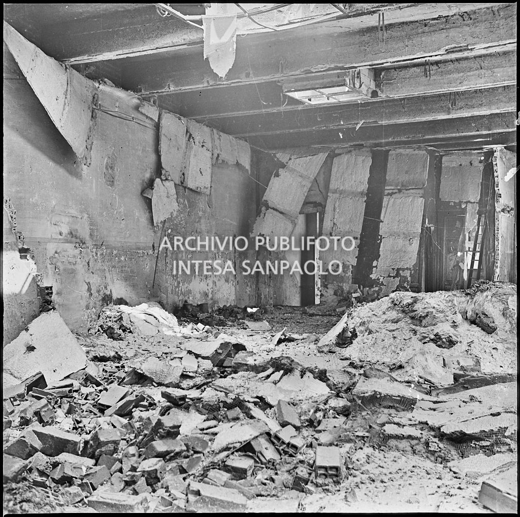 Stabilimento italiano lavori in carta affini (SILICA), in corso di Porta Nuova a Milano, distrutto dai bombardamenti