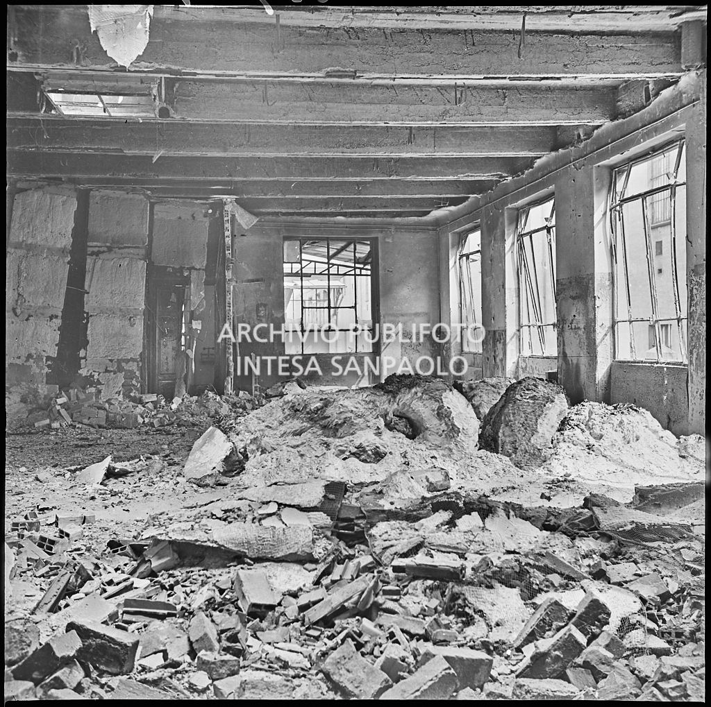 Stabilimento italiano lavori in carta affini (SILICA), in corso di Porta Nuova a Milano, distrutto dai bombardamenti