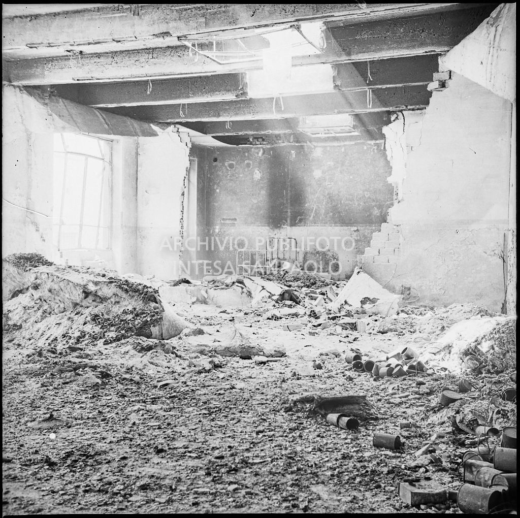 Stabilimento italiano lavori in carta affini (SILICA), in corso di Porta Nuova a Milano, distrutto dai bombardamenti