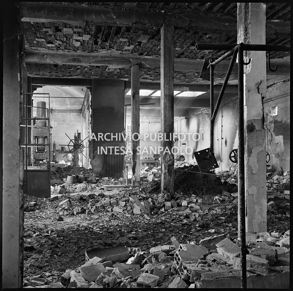 Stabilimento della Società anonima lavorazioni industriali (SALFI), in via Riccardo Pitteri a Milano, distrutto dai bombardamenti