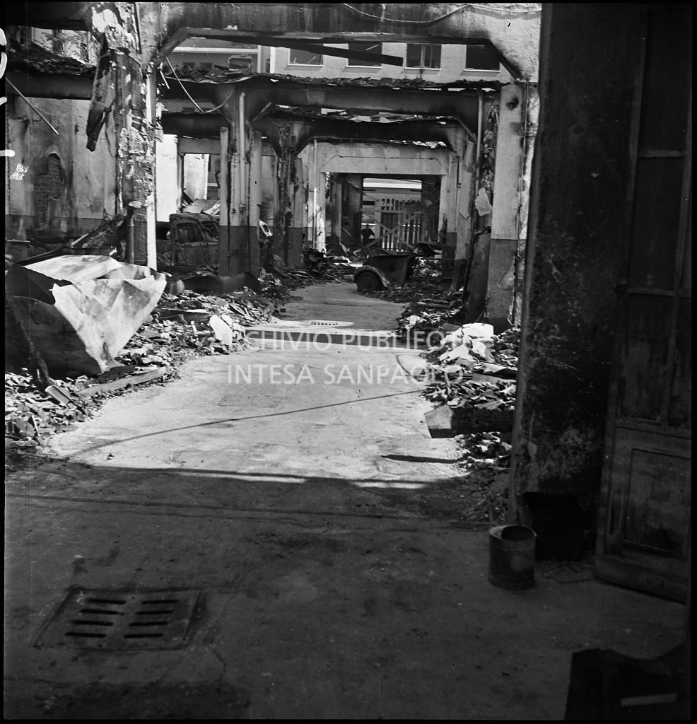 Interno di un'autorimessa colpita dai bombardamenti che hanno distrutto le automobili ricoverate