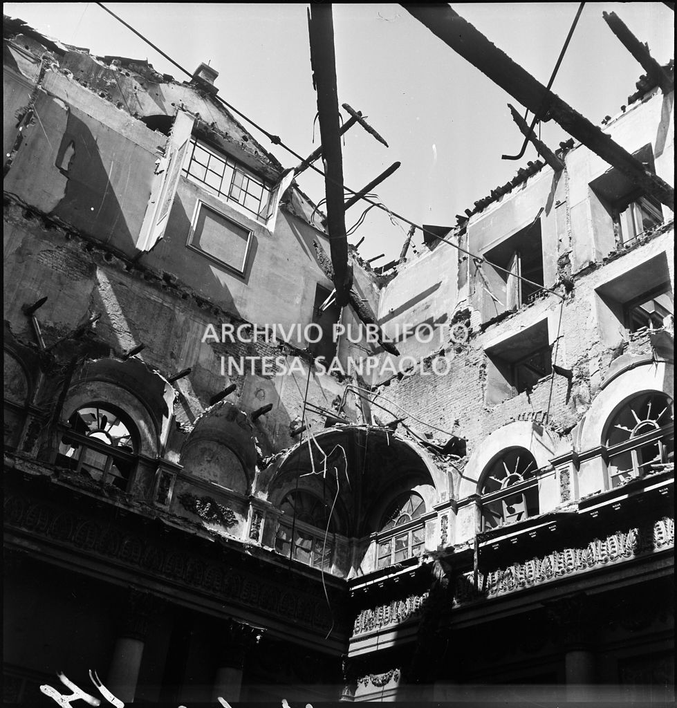 Scorcio della Sala d'oro di Palazzo Spinola, sede della Società del Giardino, in via San Paolo 10 a Milano, gravemente danneggiata dai bombardamenti