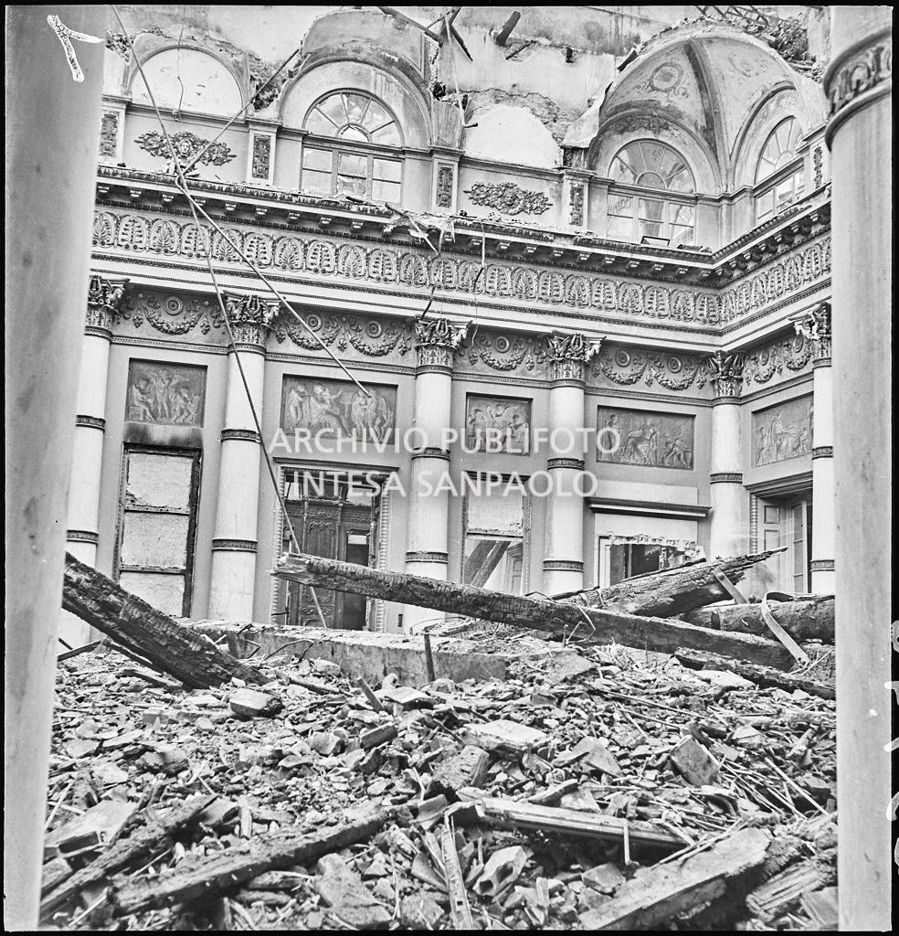 La Sala d'oro di Palazzo Spinola, sede della Società del Giardino, in via San Paolo 10 a Milano, gravemente danneggiata dai bombardamenti